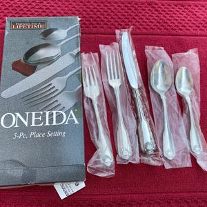 Oneida Classic Shell Heirloom stainless flatware 5 piece place setting, Service for ONE(1)