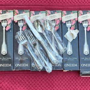 Oneida Classic Shell USA Heirloom stainless steel flatware 30 piece set, Service for 6.