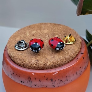 Miniatur Marienkäferpin, handgemachter Schmuck aus Fimo, Miniatur-Tierschmuck