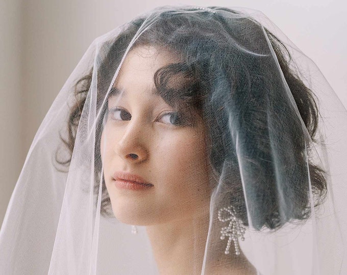 Velo corto de novia con colorete y borde de lápiz - Velo de novia con borde Merrow con colorete - Estilo #2358