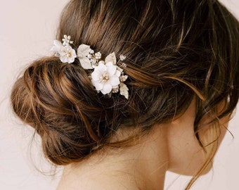 Bruidsklei bloem haarspelden - Hand gebeeldhouwde klei bloesem haarspeld set van twee - Stijl #2152
