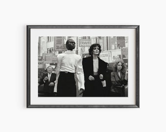 Alek Wek und Sihana Shalaj in Protest Photo, Re Edition Magazin Poster, Schwarz Weiß Foto Druck, Vintage Foto Druck, Schwarz Weiß Wand Kunst