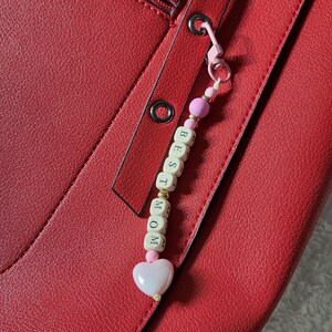 Attache de cartable/ Bijoux de sacs / Porte-clés avec lettres, cadeau personnalisé , hand made , fait main