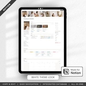 Puede incluir: Una tableta negra muestra un tablero de freelance de Notion con tema blanco. La pantalla muestra herramientas de gesti&oacute;n de proyectos, un calendario y el texto "Freelancer BOARD". La imagen incluye el texto "Made for Notion", "White Theme Look" y otras caracter&iacute;sticas.