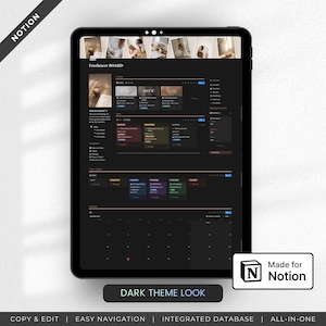 Puede incluir: Una tableta digital muestra un espacio de trabajo Notion de tema oscuro, etiquetado como "Freelancer BOARD". La pantalla muestra un calendario, listas de tareas y herramientas de gesti&oacute;n de proyectos. El texto en la parte inferior dice "COPY & EDIT | EASY NAVIGATION | INTEGRATED DATABASE | ALL-IN-ONE."
