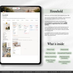 Peut inclure: Une tablette num&eacute;rique affichant un syst&egrave;me d'organisation "Household". L'&eacute;cran montre diverses sections telles que "House Chores" et "Household Projects". Le texte &agrave; droite explique les fonctionnalit&eacute;s du syst&egrave;me, y compris un hub plantes, un hub soins pour animaux et un inventaire domestique.