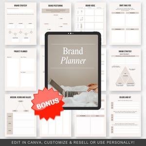 Pu&ograve; includere: Un planner digitale per il branding con un laptop su un copriletto bianco. Il planner include sezioni per la strategia di marca, il posizionamento, la voce, l'analisi SWOT, la pianificazione dei progetti, la missione, la visione e i valori, i colori e il kit. Il testo "Brand Planner" &egrave; al centro dell'immagine. Il testo "Bonus" &egrave; in una stella rossa.