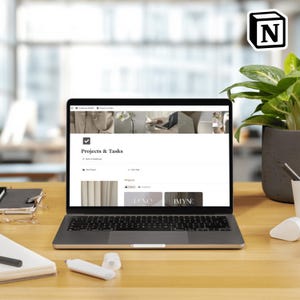Puede incluir: Un port&aacute;til que muestra una interfaz de "Proyectos y Tareas" est&aacute; sobre un escritorio de madera. Un cuaderno, un bol&iacute;grafo y un rotulador blanco est&aacute;n en primer plano. Una planta en maceta y una taza blanca est&aacute;n a la derecha. El logo de Notion est&aacute; en la esquina superior derecha.