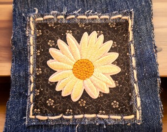 Upcycled Denim Boho Patch, Applique Patch, Daisy Patch, Boyfriend Jeans Patch, Hand gestikte patch. Festival Boho-patch. 4x4 inch.