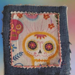 Parche de mezclilla cosido a mano: aplique de calavera de azúcar, tela reciclada (10 x 10 cm)