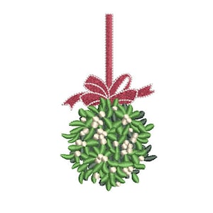 Puede incluir: Una bola de muérdago verde y blanca con una cinta roja colgando de la parte superior.