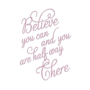 Könnte beinhalten: Rosa Glitzertext auf weißem Hintergrund mit dem Schriftzug "Believe you can and you are half way there" in einer Schreibschrift. Der Text ist leicht von oben links nach unten rechts abgewinkelt.