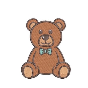 Op de afbeelding: Een geborduurde patch van een bruine teddybeer met een lichtbruine snuit, donkerbruine neus en zwarte ogen. De beer zit en draagt een kleine, lichtblauwe vlinderdas om de nek, met donkerbruine stiksels die het gehele ontwerp omlijnen.