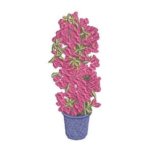 Op de afbeelding: Een borduurontwerp met een hoog, verticaal arrangement van levendige roze bloemen met kleine groene blaadjes, geplaatst in een getextureerde, lichtblauwe pot. Het bloemmotief is dicht en gedetailleerd in een verticale compositie.