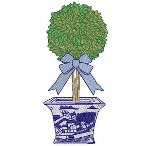 Könnte beinhalten: Ein Kugelbaum mit grünen Blättern in einem blauen und weißen Keramiktopf mit einer blauen Schleife.