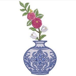 以下が含まれることがあります： 複雑な花柄が施された青と白の丸い花瓶の刺繍デザイン。花瓶の上部からは、2つの鮮やかなピンクのバラのような花、2つの小さな白い花、そしていくつかの緑の葉がついた茎が伸びています。