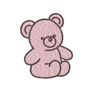 Könnte beinhalten: Ein rosa Teddybär mit braunen Augen und einer braunen Nase, der mit gekreuzten Beinen sitzt.