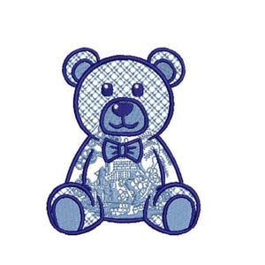 Op de afbeelding: Een machinaal borduurontwerp van een teddybeer met een donkerblauwe omlijning. Het hoofd en de ledematen hebben een blauw-wit ruitpatroon, terwijl de romp een gedetailleerde blauw-witte toile de jouy-scène toont. Een kleine vlinderdas zit bij de nek.