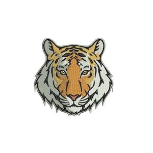 Pode incluir: Um close-up do rosto de um tigre com listras laranja e pretas. Os olhos do tigre estão abertos e olhando diretamente para o espectador.