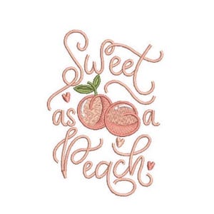 Könnte beinhalten: Ein Stickmuster mit dem Schriftzug Sweet as a Peach in Schreibschrift, begleitet von zwei illustrierten Pfirsichen mit hellrosa Schattierungen und grünen Blättern, akzentuiert durch drei kleine Herzen in passendem hellrosa Garn.