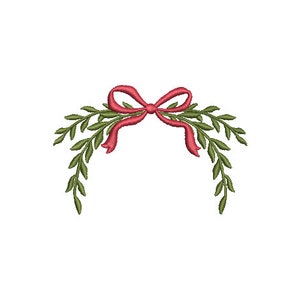 Pode incluir: Um laço vermelho amarrado com uma guirlanda de folhas verdes, perfeito para uma coroa de Natal ou uma decoração festiva.