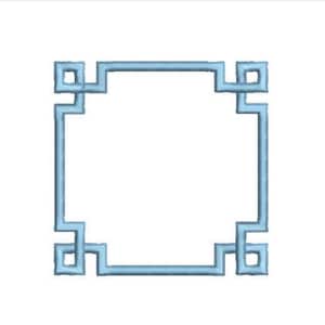 Op de afbeelding: Een lichtblauw vierkant borduurontwerp met een doorlopend geometrisch Grieks sleutelpatroon als rand. Het frame bestaat uit onderling verbonden lijnen die rechte hoeken vormen op elke hoek, wat een symmetrisch en herhalend lineair motief creëert.