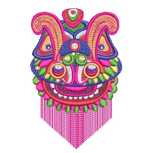 Könnte beinhalten: Eine bunte, gestickte Löwen-Tanzmaske mit einem rosa Fransenbesatz. Die Maske hat einen roten Mund, gelbe Augen und grüne und blaue Details.