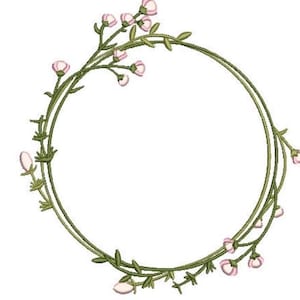 Op de afbeelding: Een borduurontwerp met een cirkelvormige krans bestaande uit dunne groene stengels en bladeren, geaccentueerd met kleine, lichtroze bloemknoppen die langs de omtrek zijn verdeeld. Het cirkelvormige frame wordt gevormd door twee overlappende, gebogen groene ranken.