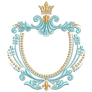 Puede incluir: Un diseño de marco bordado ornamentado en azul claro y dorado. El marco presenta una corona en la parte superior, una flor de lis en la parte inferior y un borde de cuentas. El diseño está sobre un fondo blanco.