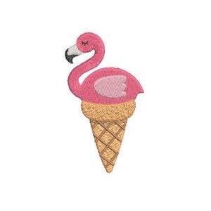 Puede incluir: Un parche bordado que muestra la cabeza y el cuello de un flamenco rosa sobre un cono de helado de barquillo color canela. El flamenco tiene un pico negro y blanco, ojos cerrados con pestañas y un detalle de ala rosa claro en el costado.