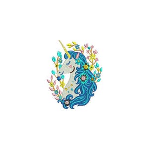 Pode incluir: Um unicórnio branco com uma juba azul e um chifre dourado é cercado por flores e folhas coloridas. O unicórnio tem os olhos fechados e uma expressão feliz.