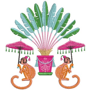 Può includere: Due scimmie sono sedute sotto ombrelloni rosa con nappe verdi. Tengono un vaso rosa con un design verde e bianco. Il vaso è pieno di una pianta tropicale verde e blu con steli rosa.
