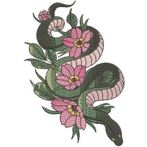 Op de afbeelding: Een geborduurd ontwerp met een donkergroene slang met een lichtroze buik, kronkelend tussen verschillende roze bloemen met gele harten en donkergroene bladeren. Het stikwerk geeft het gehele motief een getextureerd uiterlijk.
