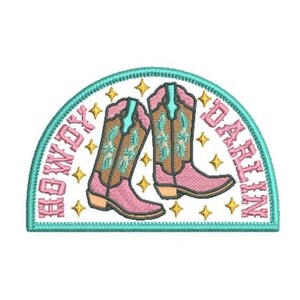 Puede incluir: Un parche bordado en forma de semicírculo que muestra dos botas vaqueras rosas y marrones con detalles en azul cerceta. El texto HOWDY DARLIN está bordado en letras rosas a ambos lados de las botas, rodeado de pequeñas estrellas amarillas.
