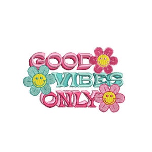 Puede incluir: Un parche bordado que presenta el texto GOOD VIBES ONLY en letras de bloque rosas y azul claro. El dise&ntilde;o est&aacute; acentuado con tres flores en tonos rosa y verde azulado, cada una con una cara sonriente amarilla en el centro.