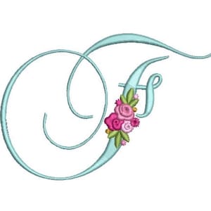 以下が含まれることがあります： 筆記体フォントで刺繍された水色の文字F。文字の中央にはピンクとマゼンタのバラと緑の葉の装飾的なクラスターがあしらわれており、白い背景にフローラルなモノグラムデザインを描き出しています。