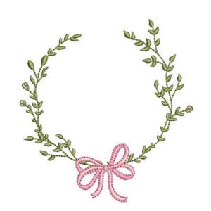 Pode incluir: Um design de bordado apresentando uma coroa circular de ramos e caules verdes com folhas. No centro inferior da coroa, há um laço rosa detalhado com um contorno costurado, criando um padrão botânico delicado e simétrico.