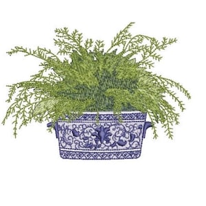 Puede incluir: Un diseño bordado de una planta verde exuberante con follaje plumoso que desborda de una maceta de cerámica azul y blanca. La maceta presenta un patrón floral detallado y pequeñas asas laterales en una combinación de colores azul y blanco.
