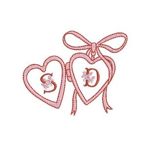 Könnte beinhalten: Zwei rosafarbene herzförmige Anhänger mit einer rosafarbenen Schleife. Der Anhänger links hat den Buchstaben "S" im Inneren und der Anhänger rechts den Buchstaben "D" im Inneren.