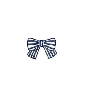 Puede incluir: Un pequeño lazo bordado con un patrón de rayas verticales en azul marino y blanco. El lazo presenta un detalle de nudo central y dos extremos acampanados, con una textura de hilo visible en todo el diseño sobre un fondo blanco liso.