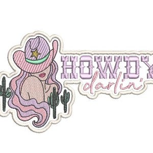 Pode incluir: Etiqueta bordada com uma ilustração rosa e roxa de uma mulher usando um chapéu de cowboy e um cacto. O texto "HOWDY darlin'" é bordado em rosa e roxo.