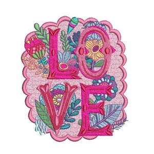 Op de afbeelding: Een geborduurde patch met het woord LOVE in opvallende roze letters. Het ontwerp is omgeven door een geschulpte roze rand en gevuld met kleurrijke bloemen- en botanische motieven in tinten blauw, groen, geel en rood op een textuurrijke achtergrond.
