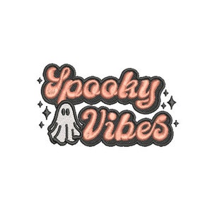 Pode incluir: Um remendo bordado em rosa e preto com o texto "Spooky Vibes" e um fantasma branco com dois olhos.