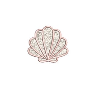 Puede incluir: Una concha blanca con un contorno rosa. La concha tiene una apariencia texturizada y brillante.