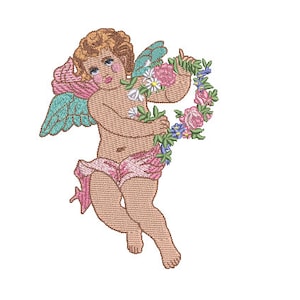 Puede incluir: Un ángel querubín con cabello castaño claro y un vestido rosa y verde sostiene una corona de flores con flores rosas, blancas y azules.