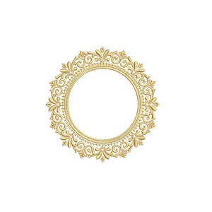 Op de afbeelding: Een gouden, sierlijk rond frame met een decoratief ontwerp. Het frame is leeg en klaar om te worden gebruikt voor een foto of ander kunstwerk.