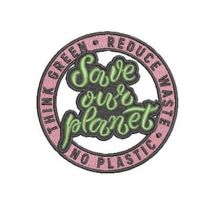 Może przedstawiać: Okrągła haftowana naszywka z różową obwódką i czarnym napisem THINK GREEN, REDUCE WASTE, NO PLASTIC. W środku znajduje się zielony napis kursywą Save our planet na ciemnym tle, tworząc wyrazisty i czytelny projekt wizualny dla odbiorcy.