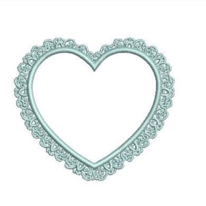 Puede incluir: Un diseño de bordado en forma de corazón de color azul claro que presenta un borde interior liso y un borde exterior detallado con un patrón repetitivo de encaje festoneado. Toda la forma está representada en un color sólido con textura.