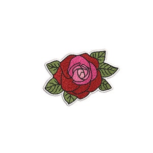 Pode incluir: Patch bordado com uma rosa vermelha e rosa com folhas verdes. A rosa tem um design detalhado com uma borda branca. Adequado para roupas, bolsas ou outros artigos de tecido.