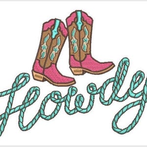 Puede incluir: Un diseño de bordado que presenta dos botas vaqueras en tonos rosa y marrón con detalles en turquesa, colocado sobre la palabra Howdy escrita en una fuente turquesa estilo cuerda con una apariencia texturizada y cosida en todo el gráfico.